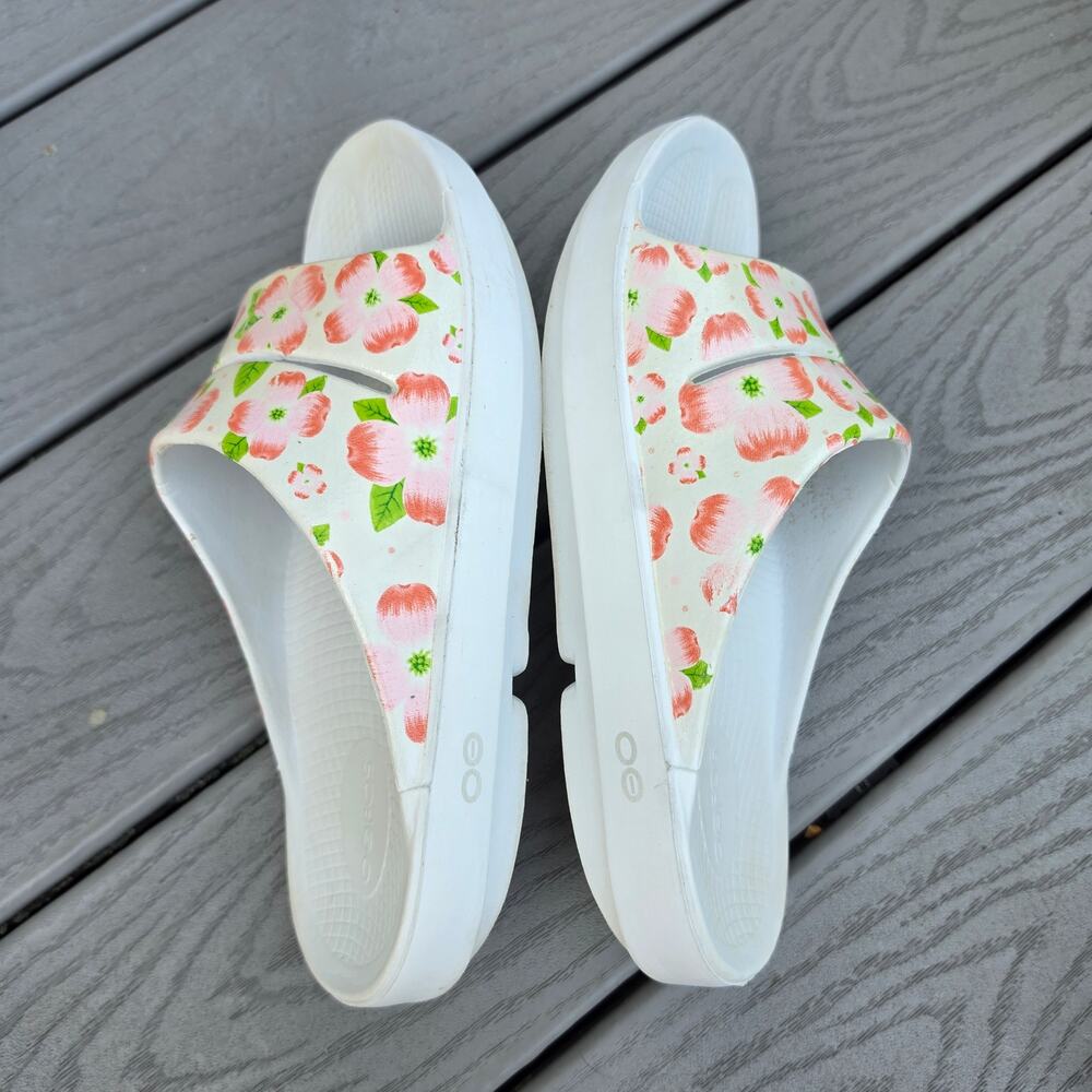 Oofos Women's recovery sandals cherry blossom pattern, Size 11 - Picture 3 of 6